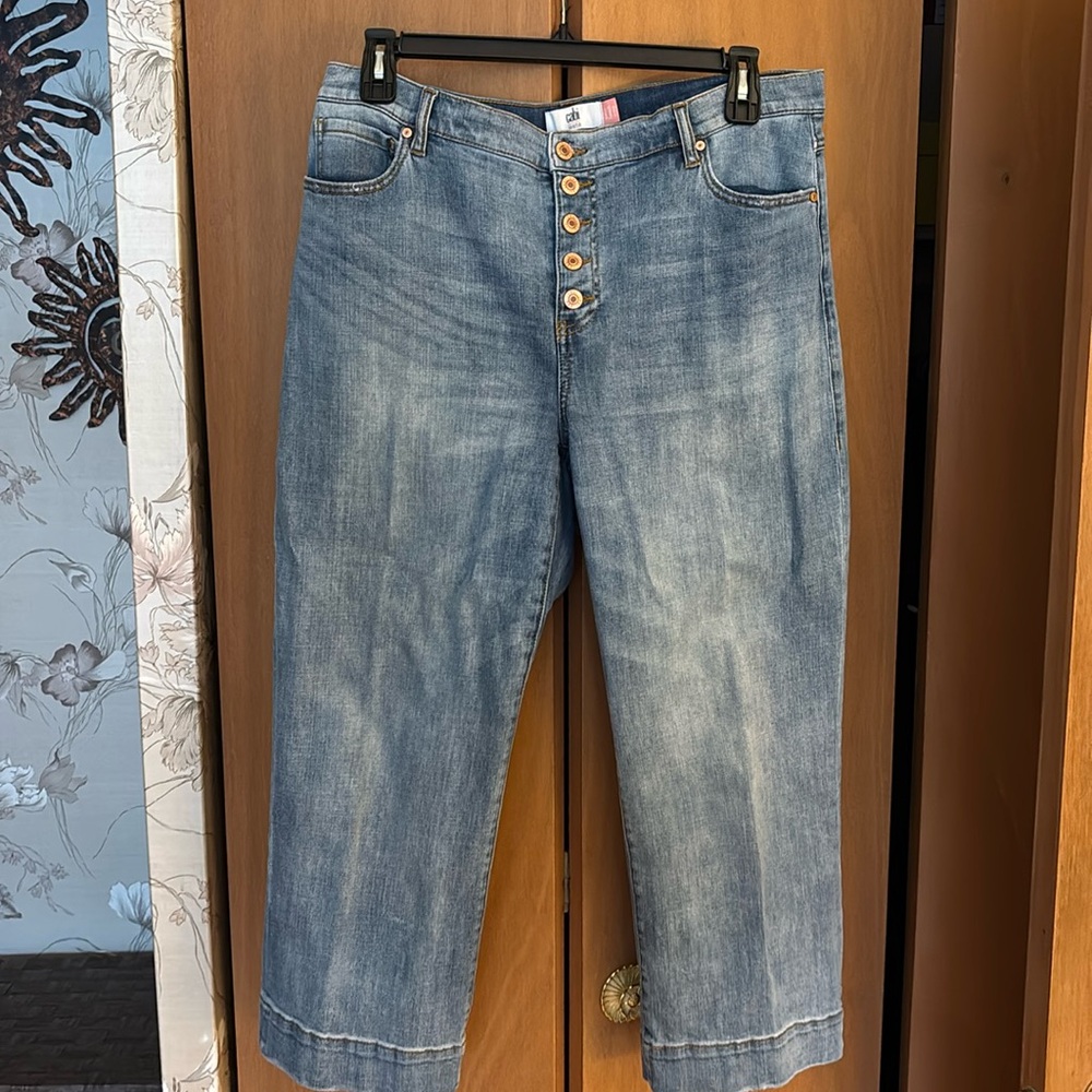 Cabi crop lighter wash jeans